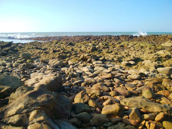 바닷가에 돌들과 바위들로 뒤덮인 — 스톡 사진