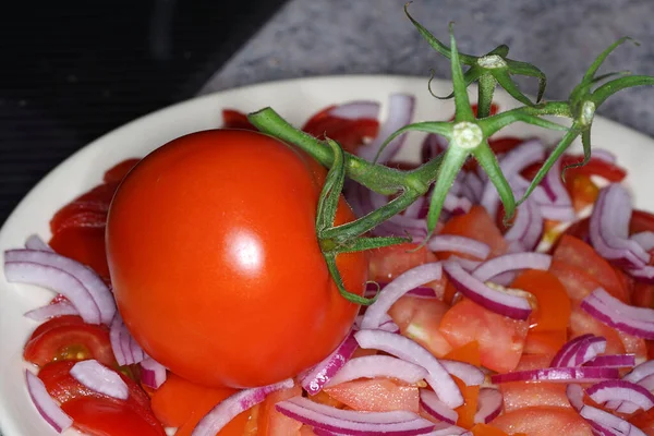 Eine Großaufnahme Einer Ganzen Kirschtomate Auf Einem Tomaten Zwiebelsalat Auf — Stockfoto