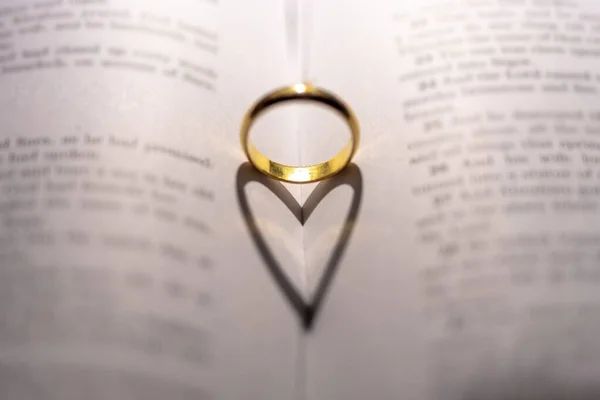 Nahaufnahme Eines Eherings Der Eine Herzform Der Bibel Bildet Konzept — Stockfoto