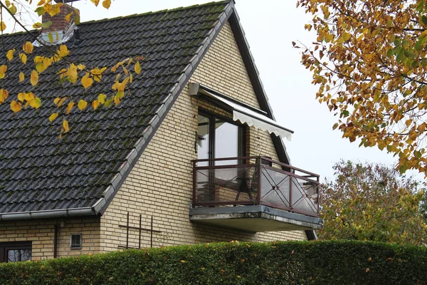 Mały Balkon Gontem Dach Domu — Zdjęcie stockowe