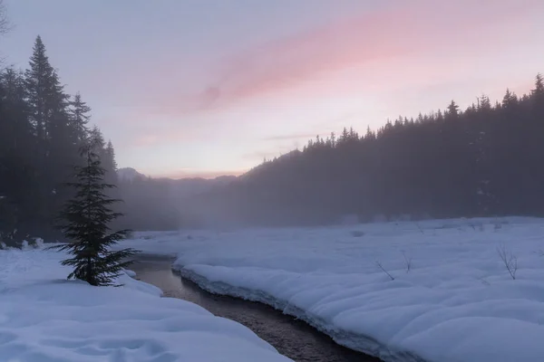 Μια Μαγευτική Θέα Του Πολύχρωμου Χειμερινού Ηλιοβασιλέματος Στο Gold Creek — Φωτογραφία Αρχείου