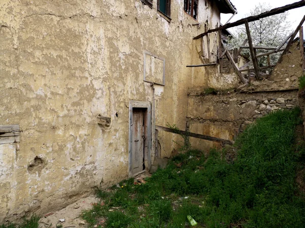 Gündüz Vakti Kalıntıları Kalıntıları Olan Eski Bir Binanın Görüntüsü — Stok fotoğraf