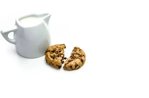 一杯鲜牛奶加白底的美味饼干 — 图库照片