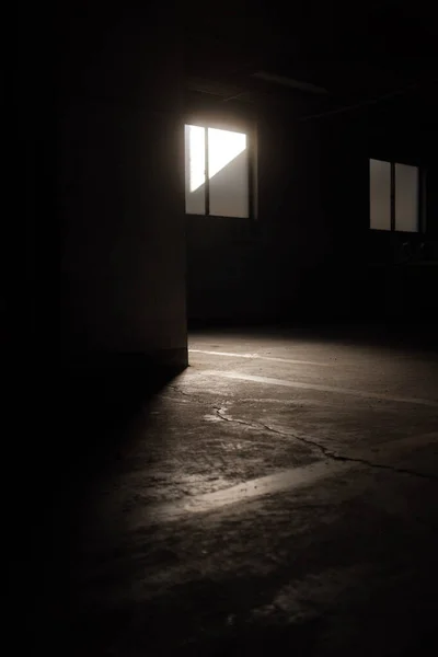 Tiro Vertical Luz Dia Vindo Uma Janela Edifício Vazio Abandonado — Fotografia de Stock