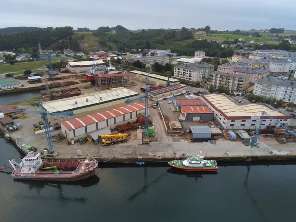 Una Toma Aérea Pequeño Puerto Con Casas Vivas Con Techos — Foto de Stock