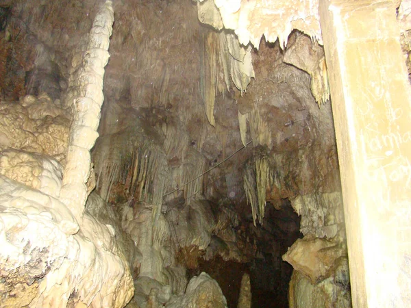 Tiro Ángulo Bajo Paja Soda Dentro Una Cueva —  Fotos de Stock