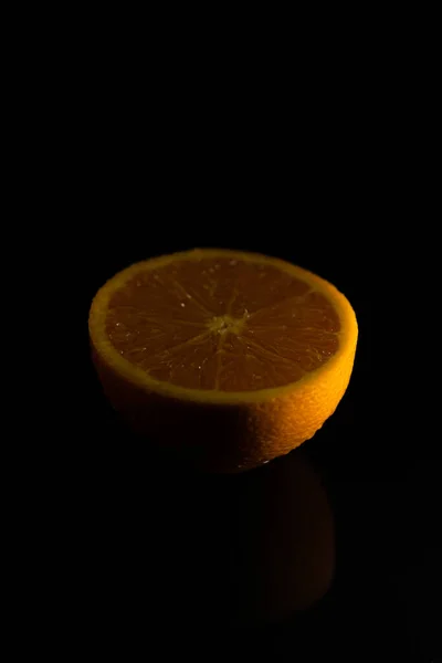 Ένα Κάθετο Πλάνο Ενός Κομμένου Βρεγμένου Μισού Πορτοκαλιού Και Αντανάκλασή — Φωτογραφία Αρχείου