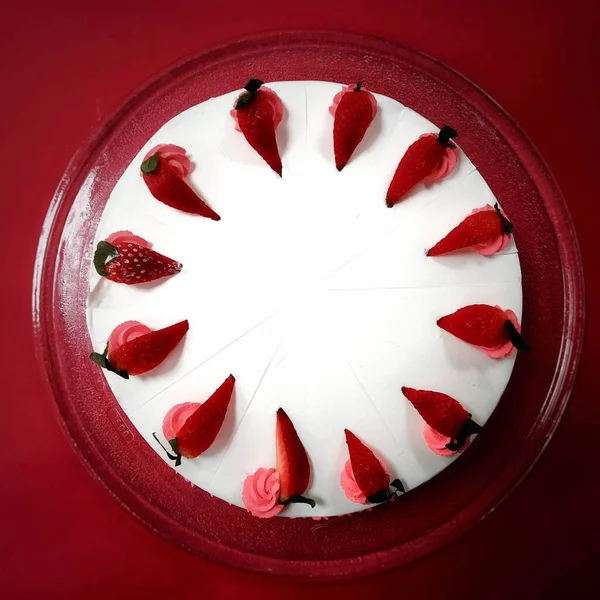 Ovanifrån Tårta Med Jordgubbstoppning Isolerad Röd Bakgrund — Stockfoto