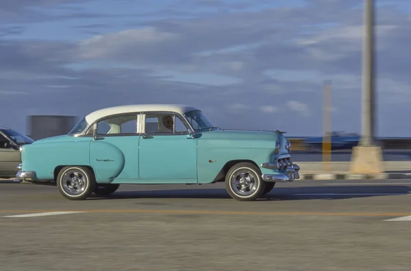 Habana Cuba Aug 2019 Auto Antiguo Por Una Calle Habanera — Stockfoto