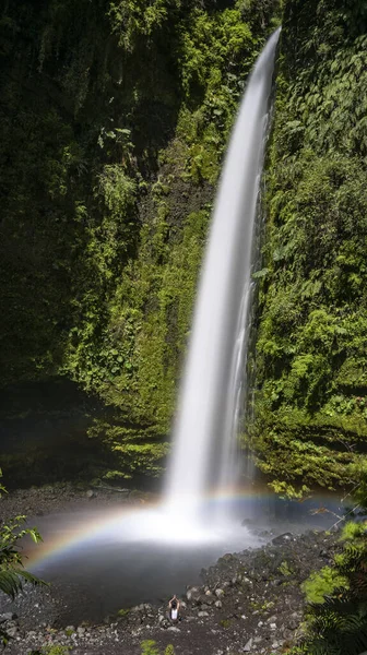 Tiro Longa Exposição Vertical Uma Cachoeira Fina Com Belo Arco — Fotografia de Stock