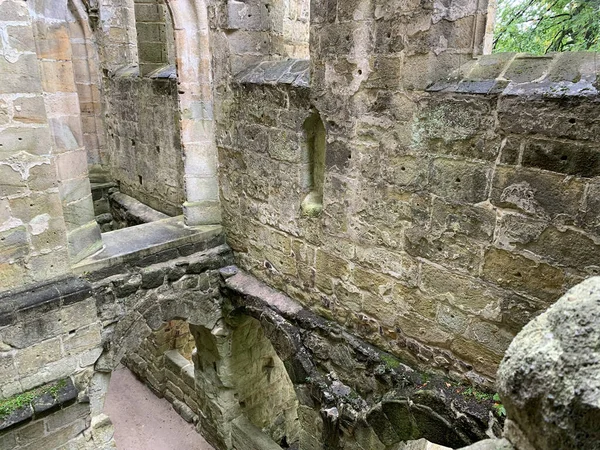 Eine Vertikale Aufnahme Der Burgruine — Stockfoto