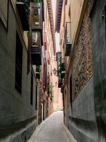 스페인 톨레도의 아름다운 거리들을 수직으로 — 스톡 사진