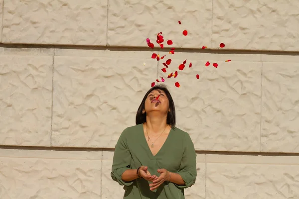 Una Mujer Hispana Vomitando Pétalos Rosa Fondo Una Pared — Foto de Stock