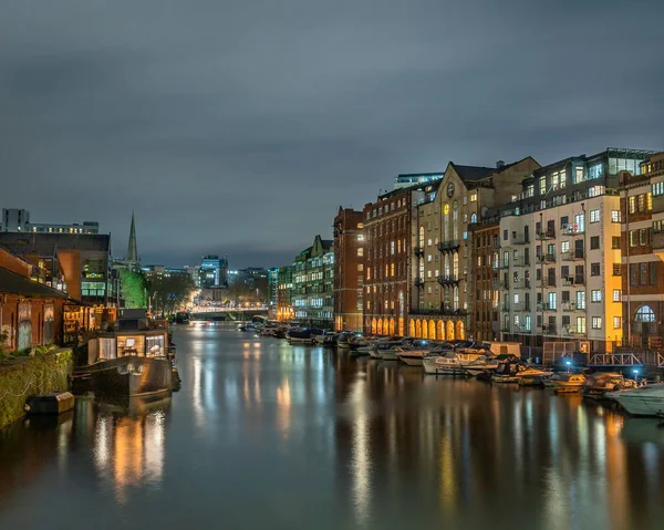 Cliché Majestueux Eau Calme Miroir Reflétant Une Lumière Bâtiment Éclairée — Photo