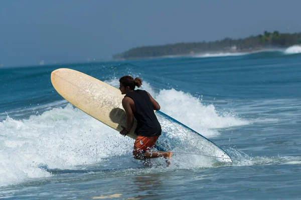 Varkala India Marzo 2020 Hombre Indio Corriendo Hacia Ola Con —  Fotos de Stock