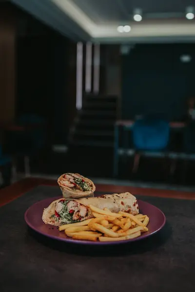 Una Toma Vertical Plato Lleno Delicioso Sándwich Pollo Papas Fritas — Foto de Stock