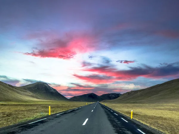 Uma Foto Hipnotizante Uma Estrada Vazia Através Das Montanhas Pôr — Fotografia de Stock