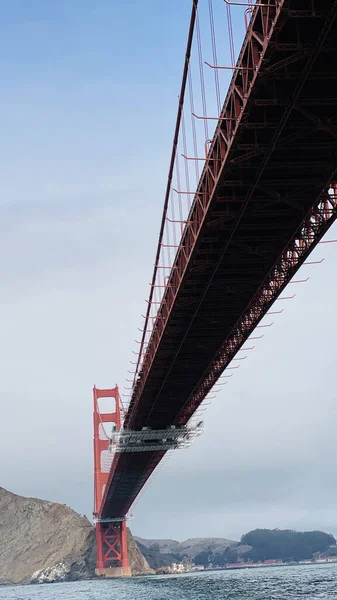 Uma Vista Baixo Ângulo Bela Ponte Golden Gate Dia Ensolarado — Fotografia de Stock