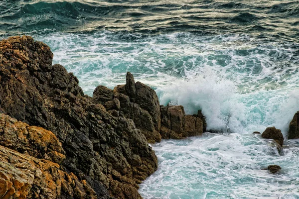 Красивый Снимок Моря Скалами — стоковое фото