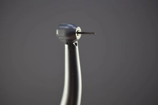 灰色の背景に金属製の歯科ドリルの閉鎖 — ストック写真