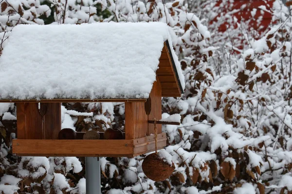 Cute Wooden Bird Feeder Winter Garden — Stock Photo, Image