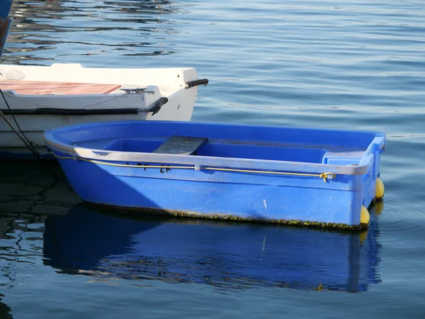 Una Vista Pequeño Bote Azul Plástico Agua — Foto de Stock