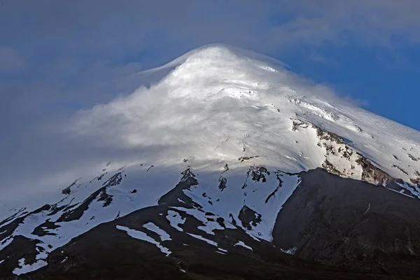 雪に覆われた山と雲に囲まれた冬の風景の壮大なショット — ストック写真