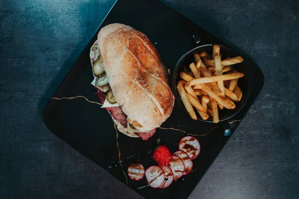 Uma Vista Superior Delicioso Sanduíche Batatas Fritas Uma Mesa — Fotografia de Stock