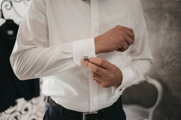 Primer Plano Hombre Abotonándose Las Mangas Largas — Foto de Stock