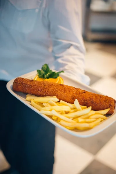 Een Verticaal Shot Van Een Traditionele Balkan Schotel Geserveerd Door — Stockfoto