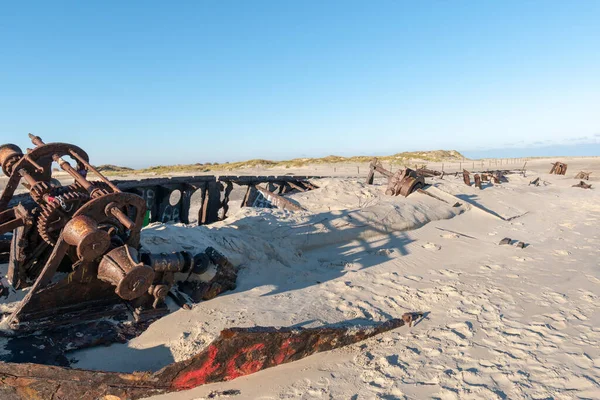 Día Soleado Con Naufragios Una Playa Arena Norderney — Foto de Stock