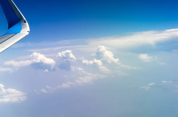 青空の中で壮大な形の雲の空中ショット — ストック写真