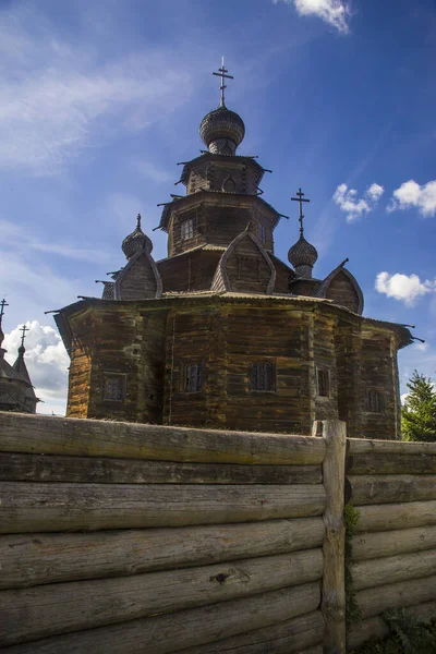 俄罗斯苏斯达尔木制复活教堂的垂直镜头 — 图库照片