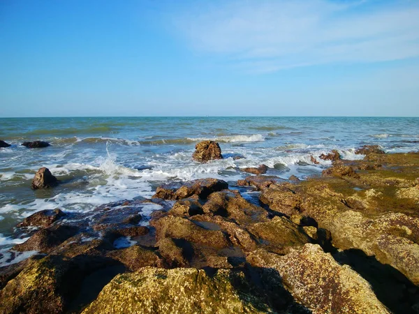 Vacker Bild Stenig Havsstrand Med Vattenlandskap Backgroun — Stockfoto