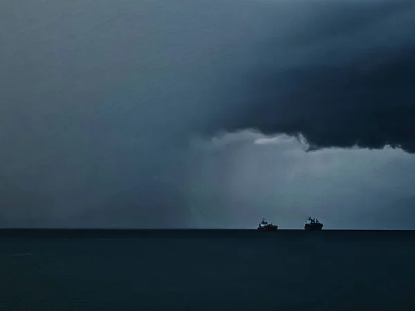 Horizonte Mar Sombrio Com Dois Navios Sob Céu Nublado — Fotografia de Stock