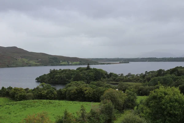 Une Belle Vue Sur Lac Entouré Verdure Montagnes Couper Souffle — Photo