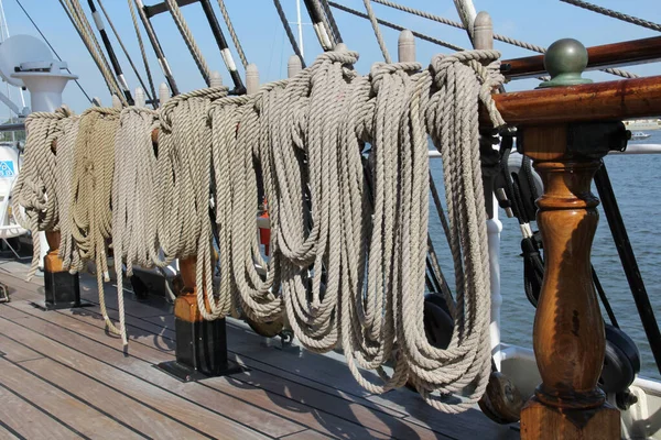 Színes Kötelek Közelsége Lóg Hajó Fából Készült Korlátain — Stock Fotó