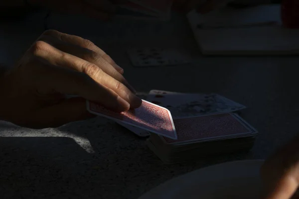 Egy Férfi Vesz Egy Kártyát Pakli Kártyák Sötétben Szerencsejáték — Stock Fotó