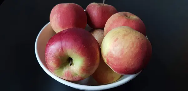 Primer Plano Las Manzanas Rojas Frescas Deliciosas Tazón Sobre Una —  Fotos de Stock