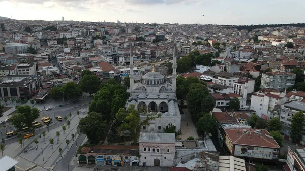 Veduta Aerea Una Moschea Storica Circondata Edifici Alberi Istanbul Turchia — Foto Stock