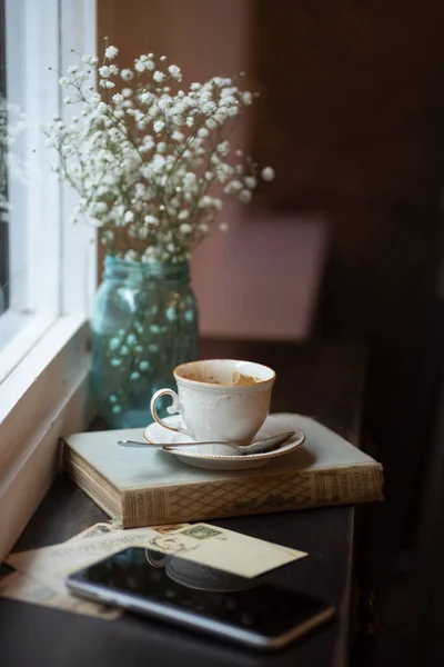 Een Kop Koffie Een Boek Een Bloemenvaas Een Telefoon Een — Stockfoto