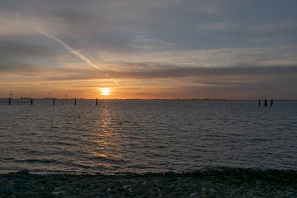 在埃姆登附近的北海海岸 一个令人叹为观止的落日 — 图库照片