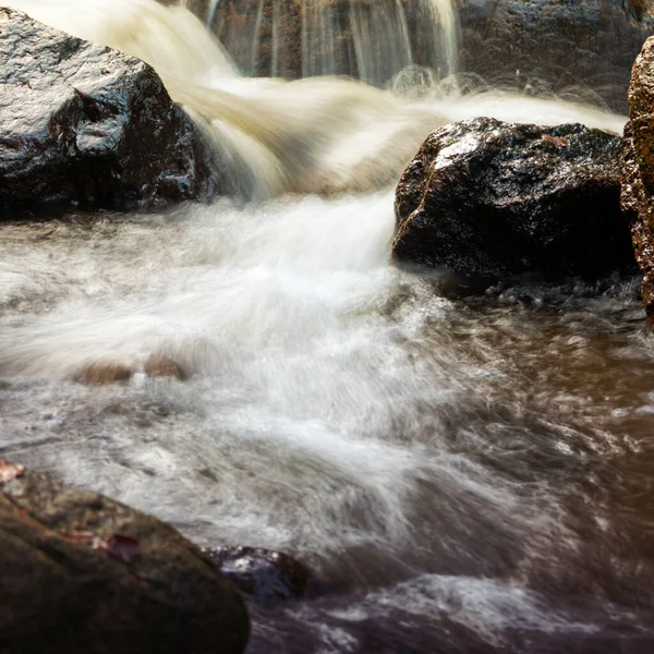 Eine Vertikale Nahaufnahme Von Wasserdampf Und Felsen — Stockfoto