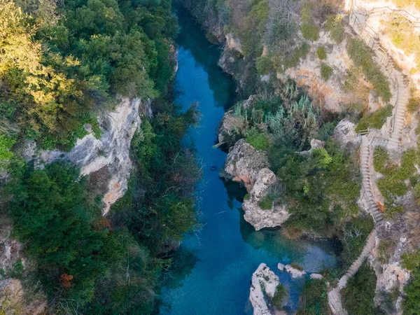 Tiro Aéreo Rio Entre Montanhas — Fotografia de Stock