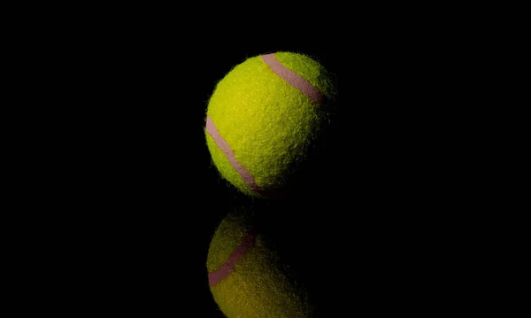 Ein Tennisball Spiegelt Sich Der Dunkelheit — Stockfoto