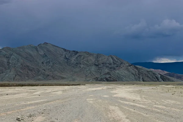 Paisaje Una Zona Desierta Rodeada Colinas Bajo Cielo Nublado Día — Foto de Stock