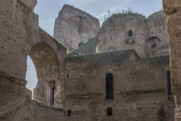 Красивый Снимок Римских Руин Остатков Заброшенных Монументальных Сооружений — стоковое фото