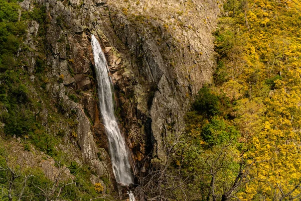 Krásný Výhled Vodopád Protékající Skalnatými Útesy Zelení — Stock fotografie