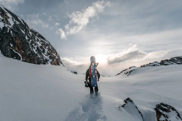 Bellissimo Scatto Uno Snowboarder Che Cammina Sulla Neve Montagna — Foto Stock