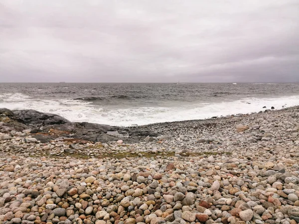 Regnig Molnlandskap Över Vågig Havsutsikt Och Molen Stenig Strand Norge — Stockfoto